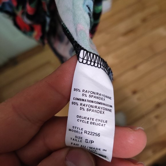 Brochure multi color sleeveless dress size small. 95% rayon 5% spandex - Picture 4 of 4